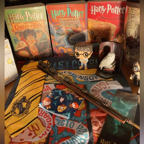 Harry Potter collection bundle- books, figurines, wands, book bag & more - Picture 3 of 17